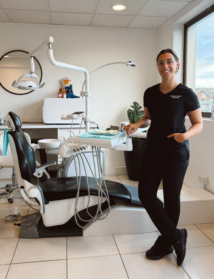 Dra. Bernardita Correa, cirujana dentista en Pucón, en su box dental